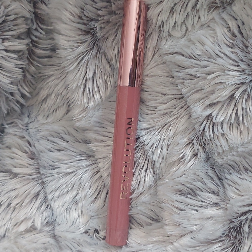 New makeup revolution‎ lip crayon Icon